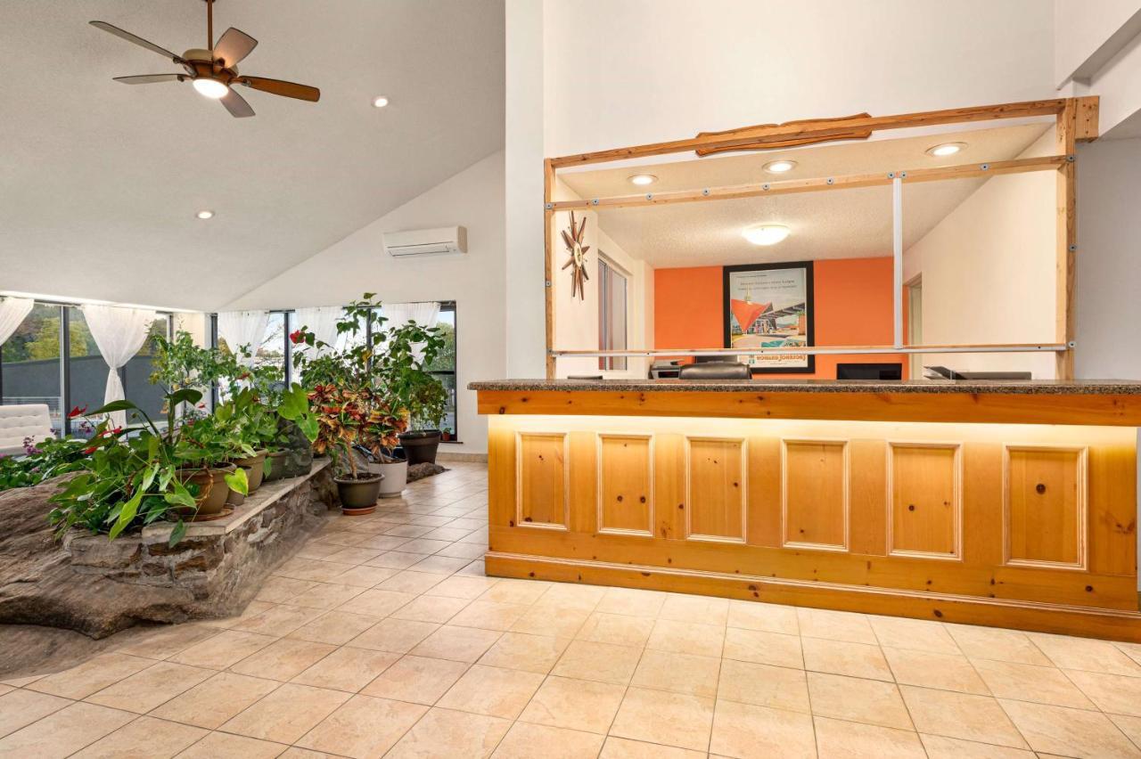 Howard Johnson By Wyndham Gravenhurst Esterno foto