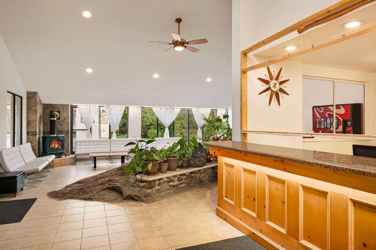 Howard Johnson By Wyndham Gravenhurst Esterno foto