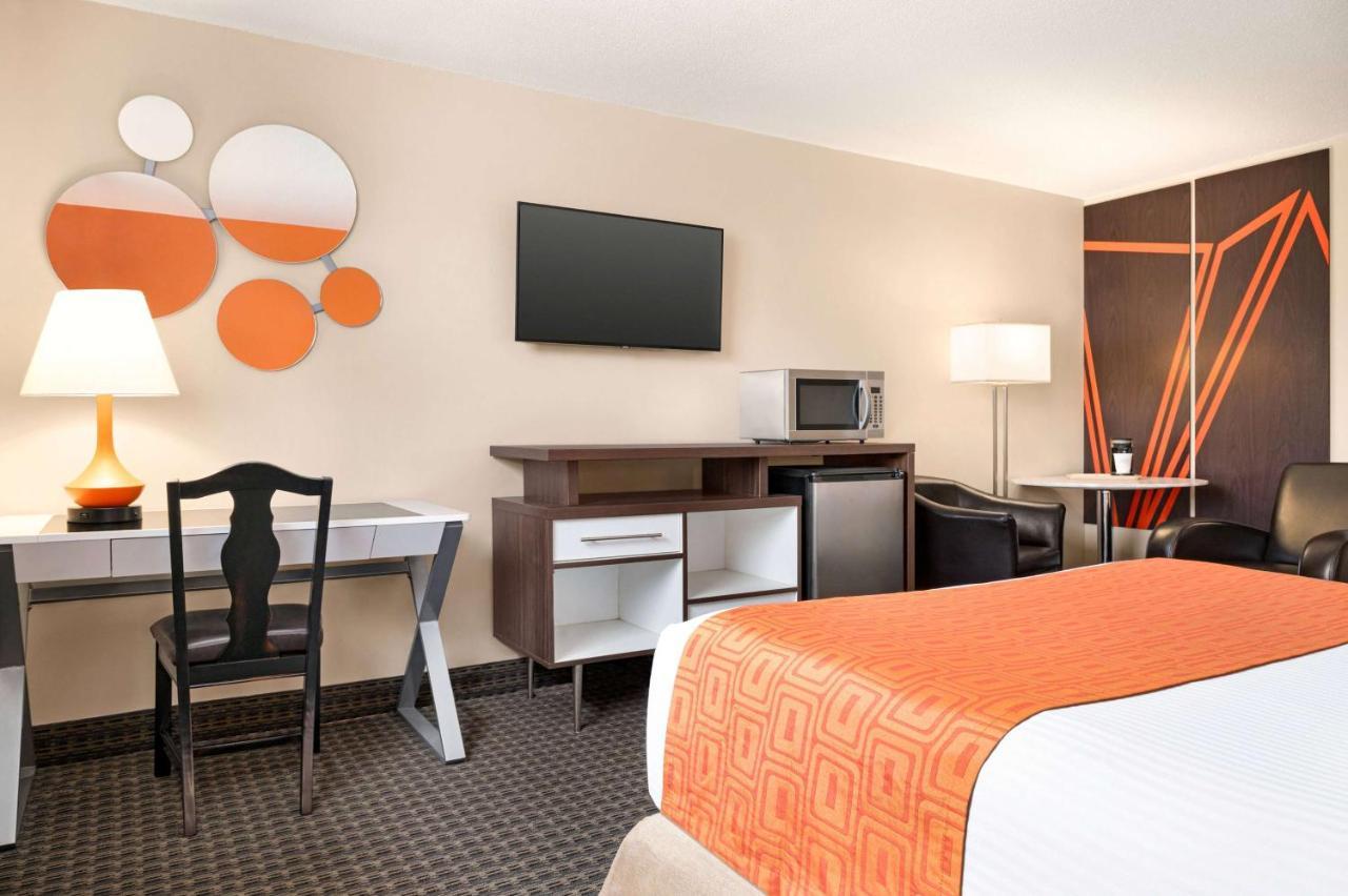 Howard Johnson By Wyndham Gravenhurst Esterno foto