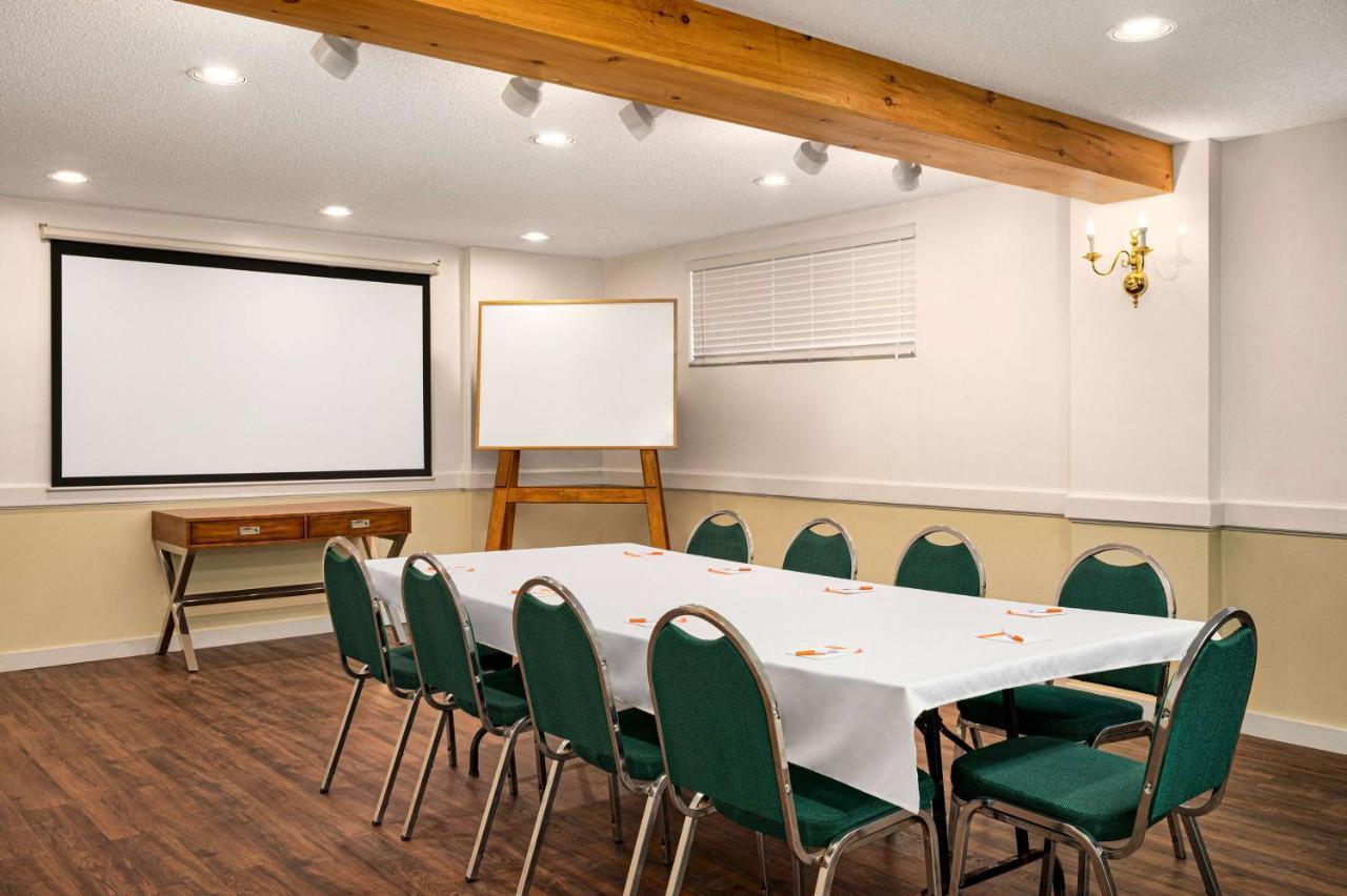 Howard Johnson By Wyndham Gravenhurst Esterno foto