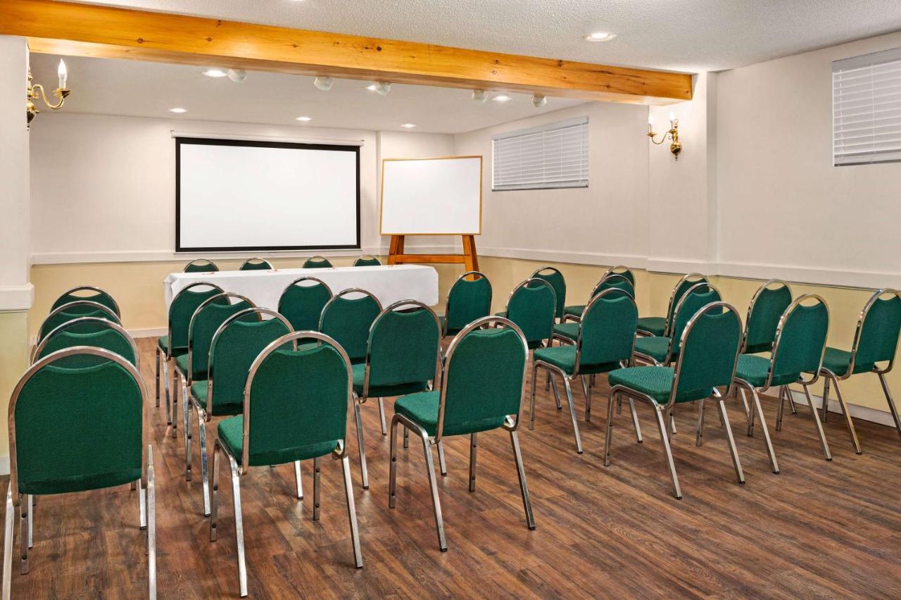 Howard Johnson By Wyndham Gravenhurst Esterno foto