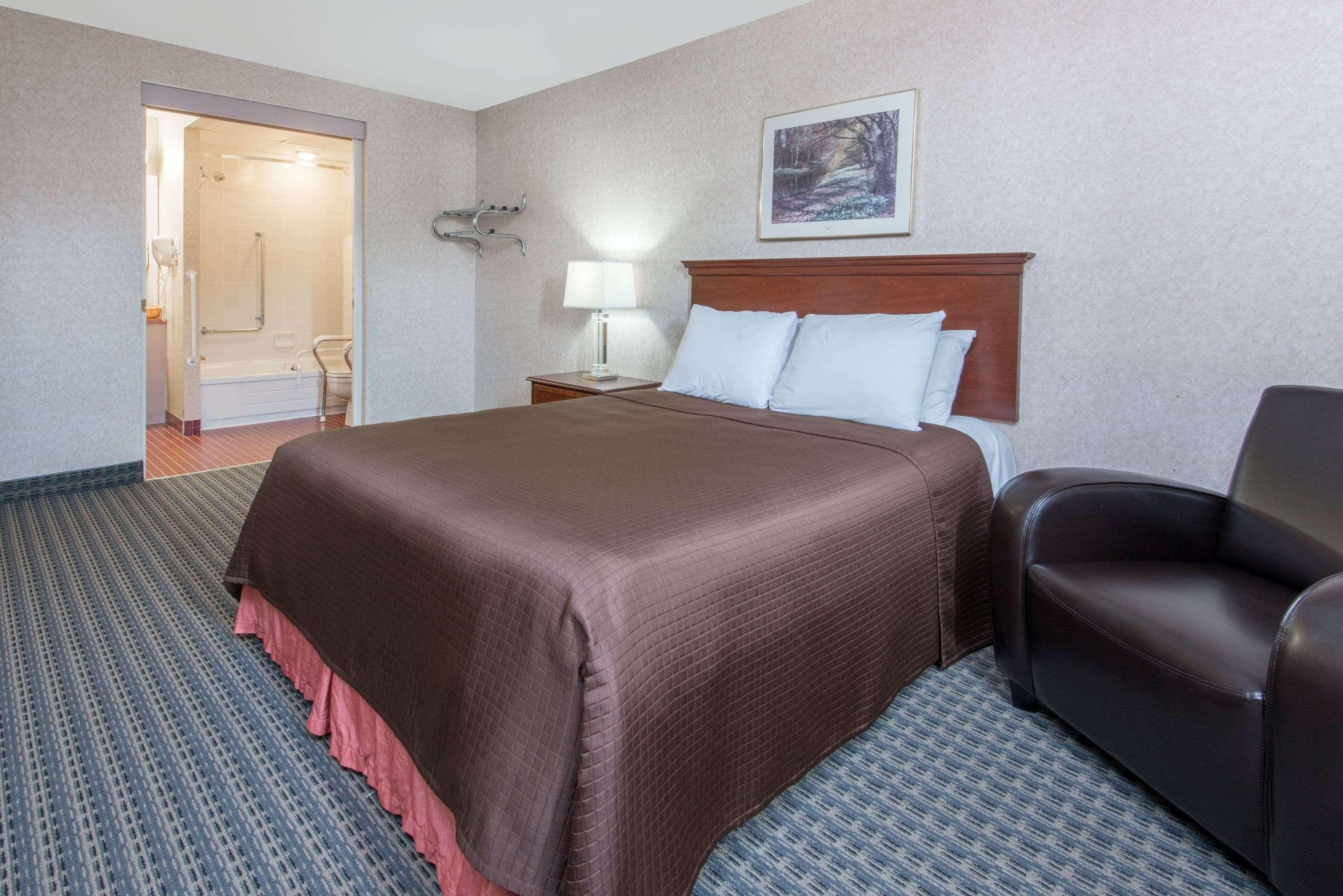 Howard Johnson By Wyndham Gravenhurst Esterno foto